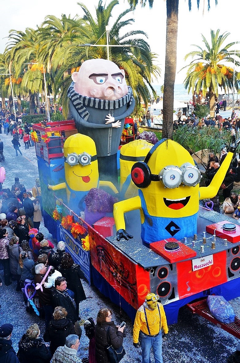 Il carro dei Minions in sfilata oggi a Valli - Chioggia News 24 Quotidiano  Online